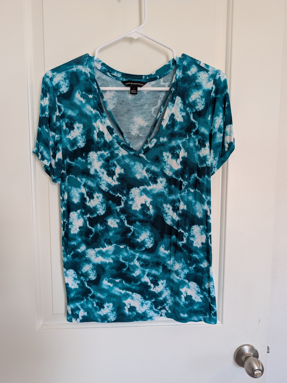 Rock & Republic Green and White Cloud-Print V-Neck Tee